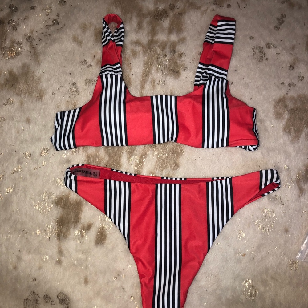 Bikini - Picture 2 of 3